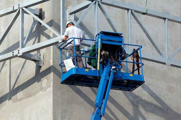 man-lifting-machine-city_268835-379
